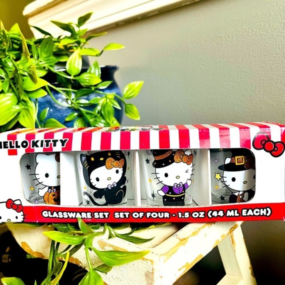 Hello Kitty Halloween Shot Glass Set of 4 Glassware 1.5 oz Each NWT